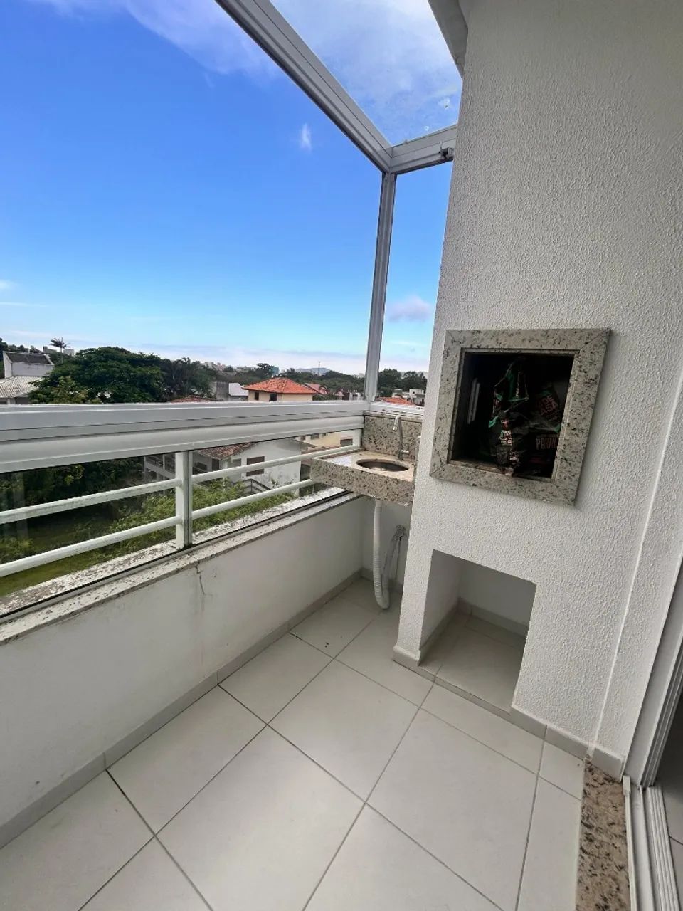 Ótimo apartamento semi mobiliado com 2 dormitórios + sacada em Canasvieiras! - Foto 3