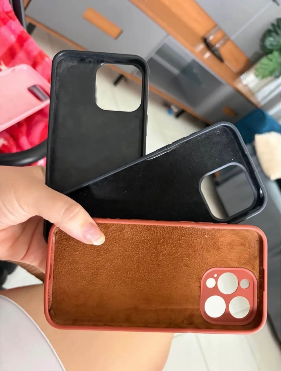 Vendo 3 capinhas do iPhone 15 pro Max em ótimo estado de conservação!! - Foto 2