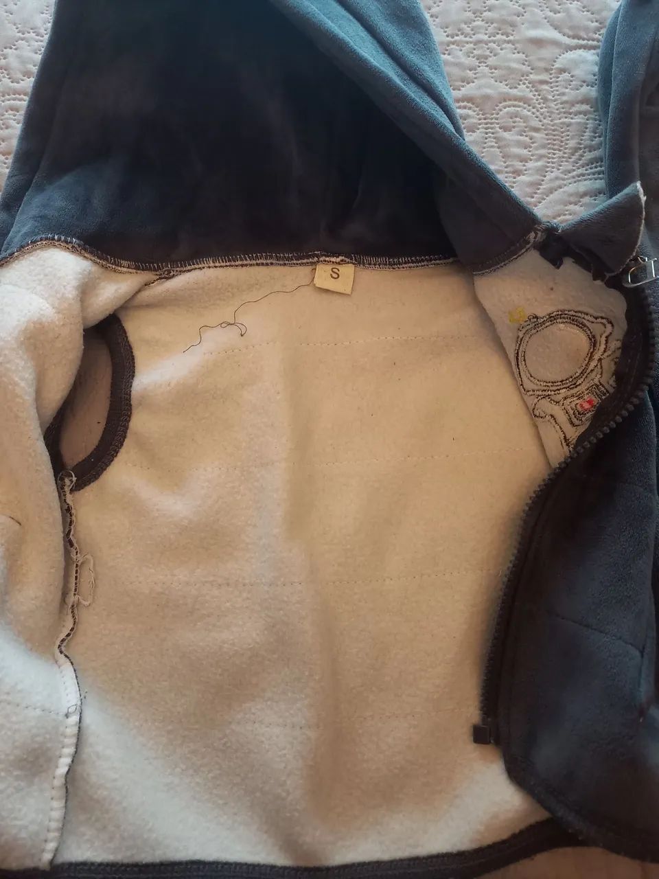 Conjunto Plush Cinza astronauta  - Foto 2