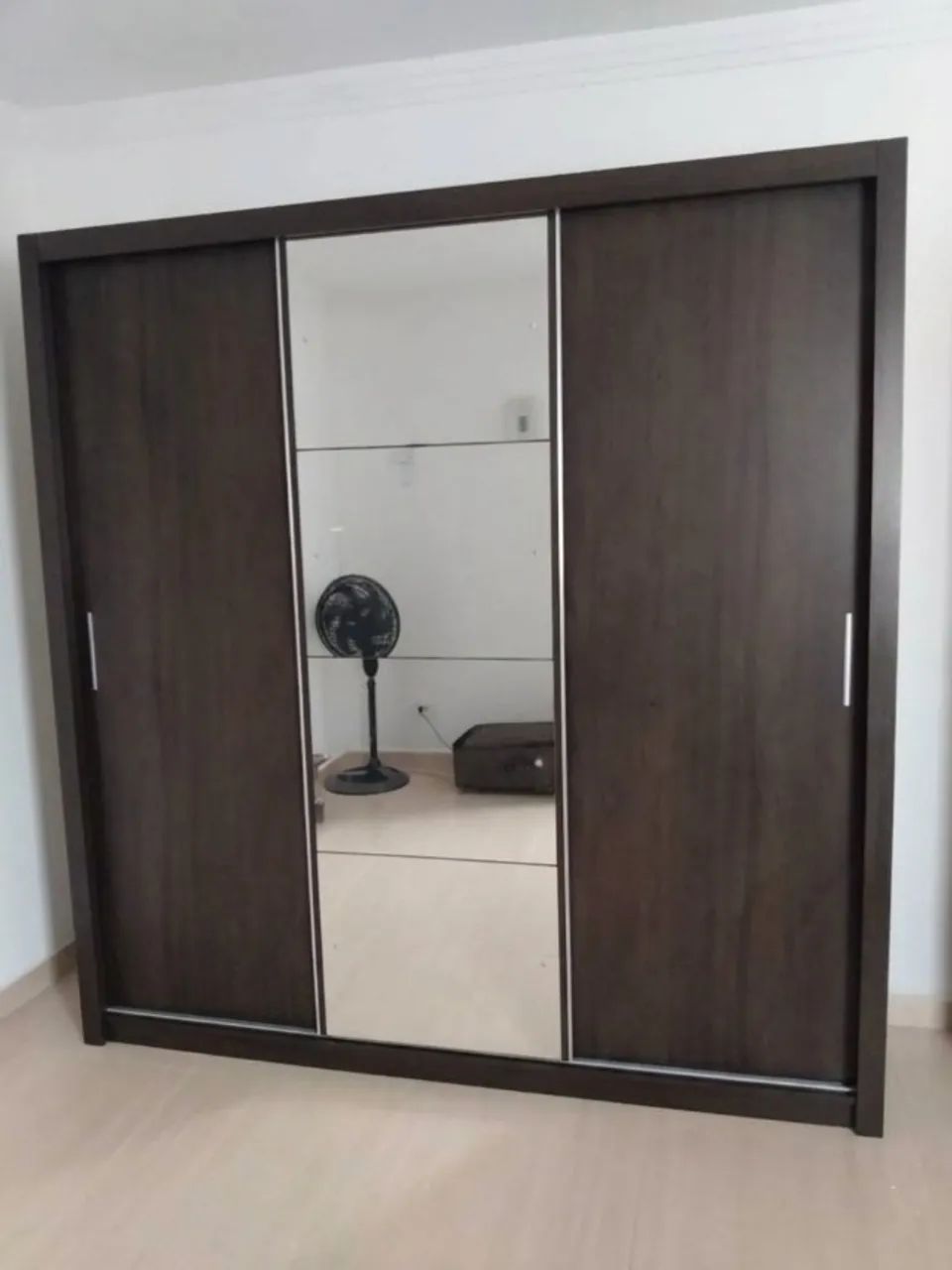 guarda roupa de casal com espelho na porta 