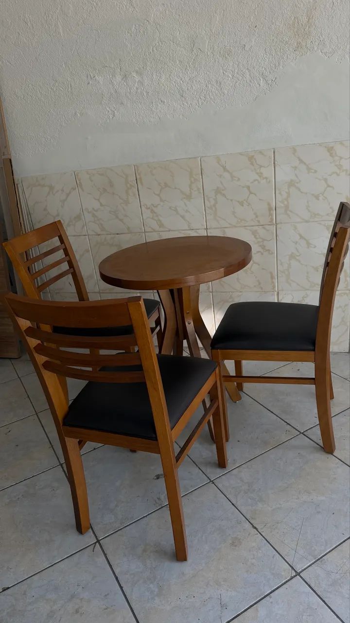 Mesa com 3 cadeiras (madeira)