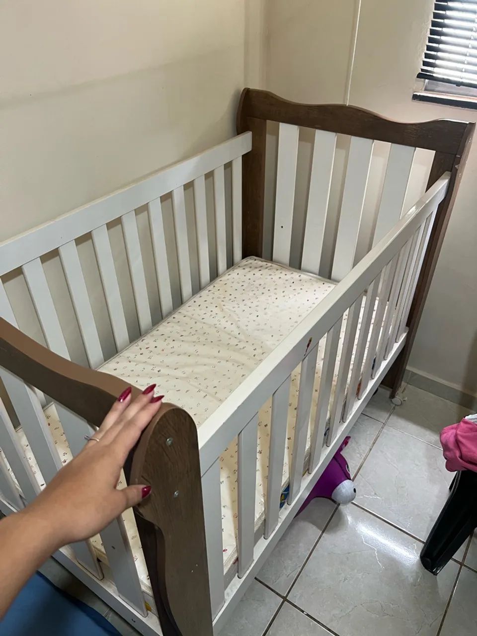 Vendo berço infantil com colchão  - Foto 2