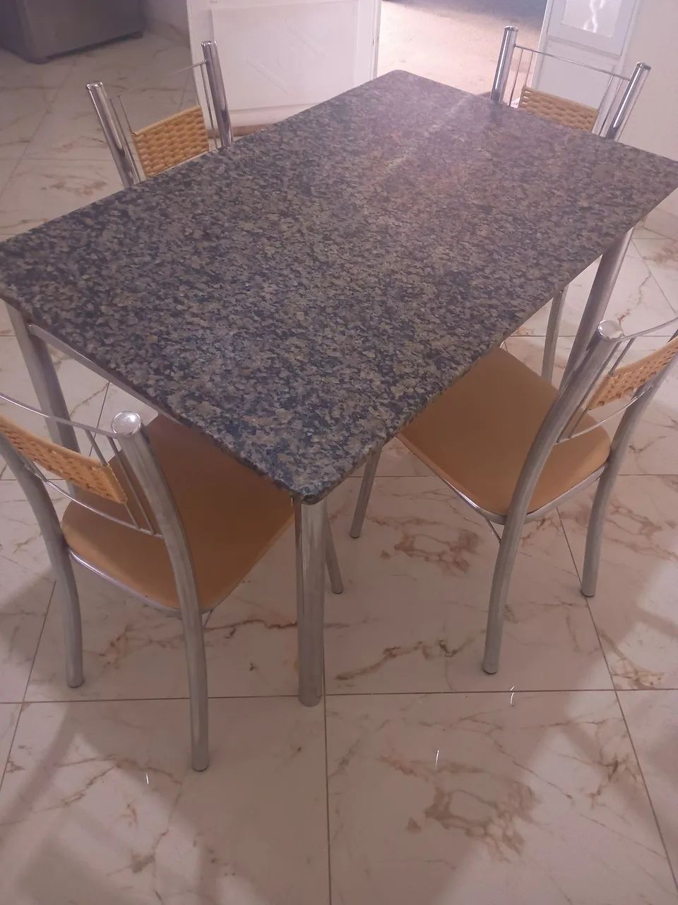 Mesa com 4 cadeiras  - Foto 2