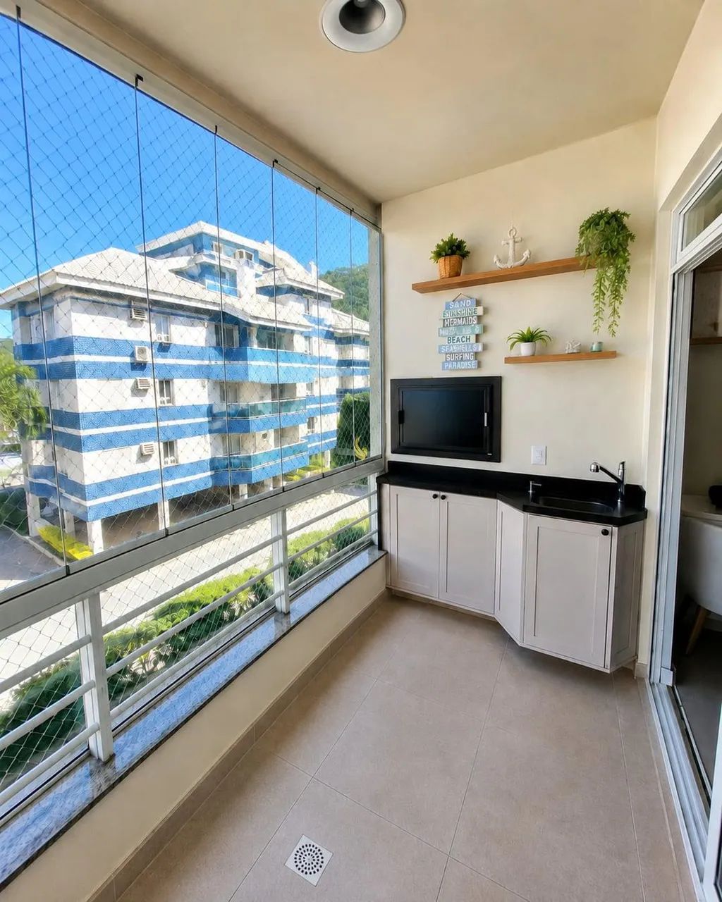 Apartamento Mobiliado na Praia Brava com 2 Dormitórios sendo uma Suíte e Vaga de Garagem R - Foto 2