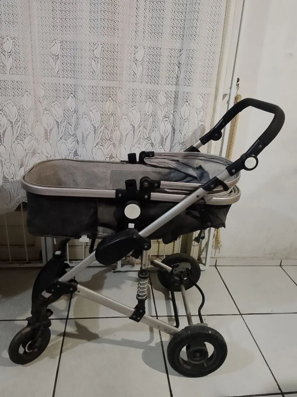 Vendo conjunto de carrinho e bebê conforto  - Foto 4