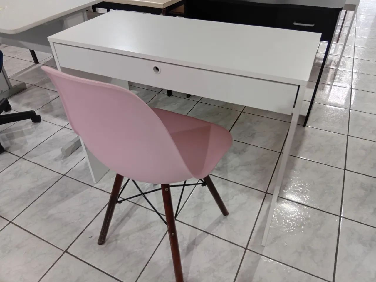 Mesa branca 90cm e cadeira estofada 