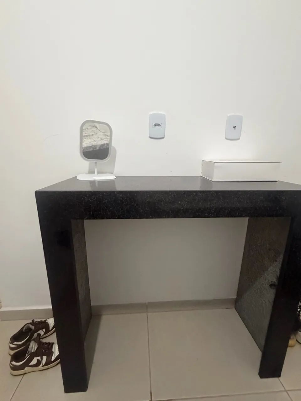 Vendo prateleira de granito para TV 