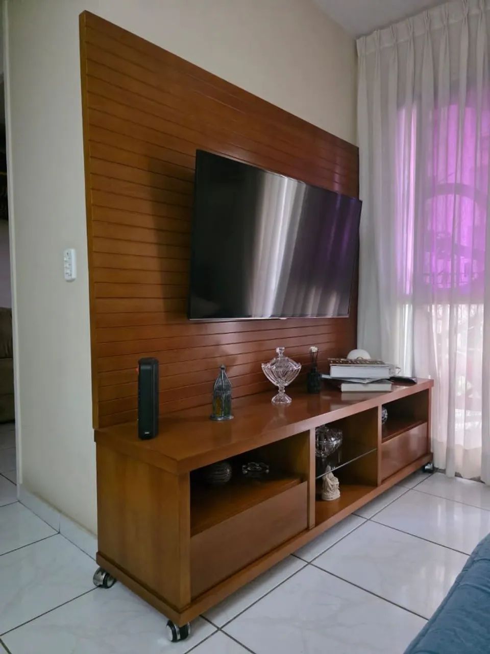 Painel de TV e Rack de chão de madeira