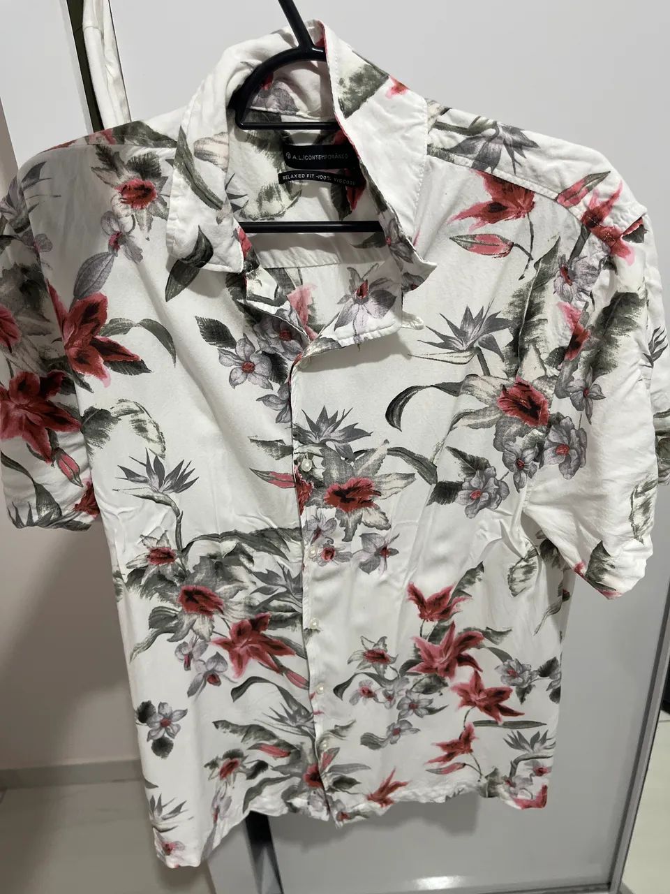 Camisa de botão florida branca nova - Foto 2