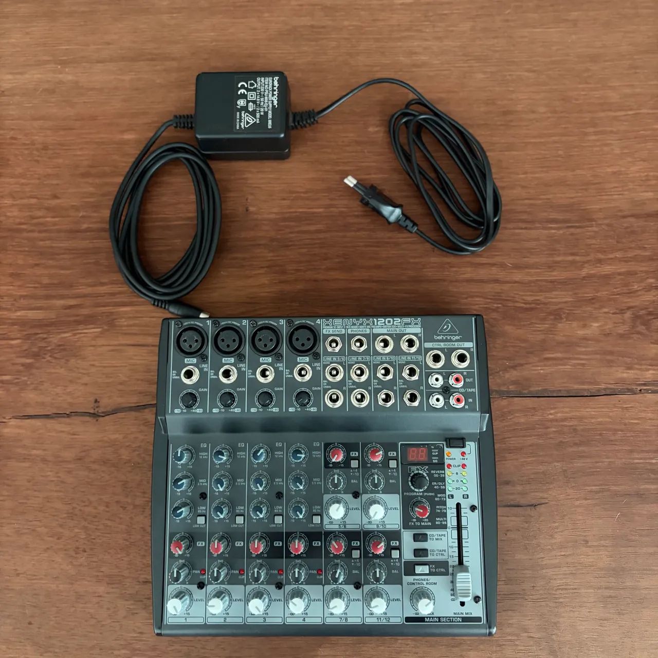 MESA DE SOM BEHRINGER XENYX 1202 FX - Foto 3