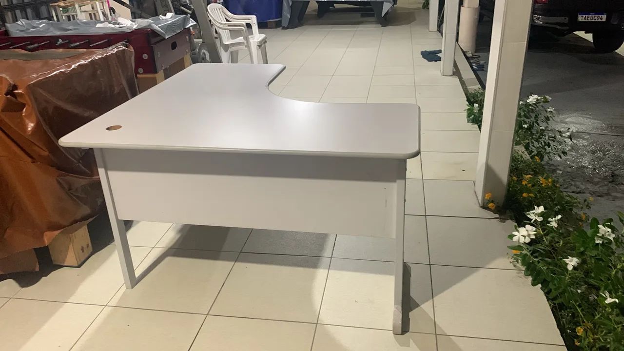 Mesa escritório em L cor cinza - Foto 4
