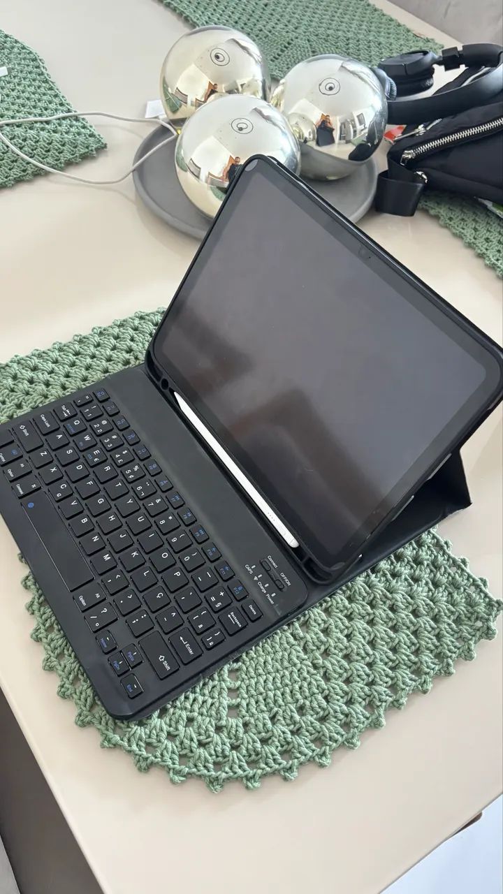 Capa com teclado iPad 10/11