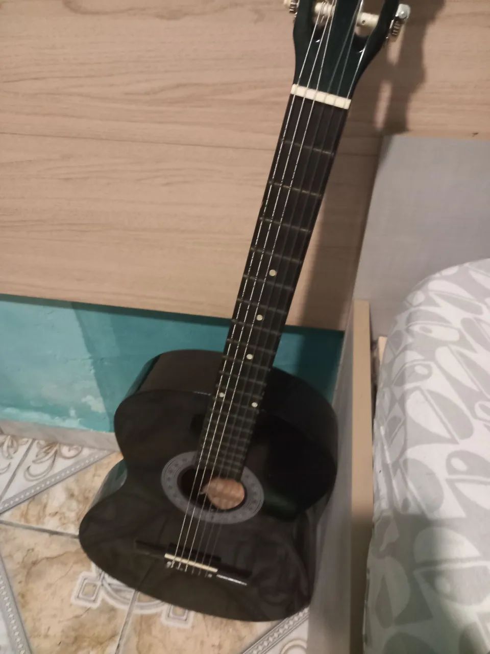 Violão usado, com detalhes
