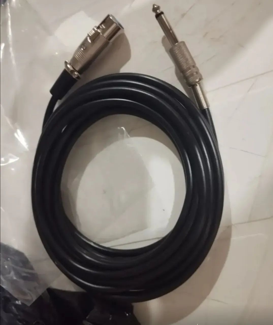 VENDO (2 CABOS) DE MICROFONE P10.