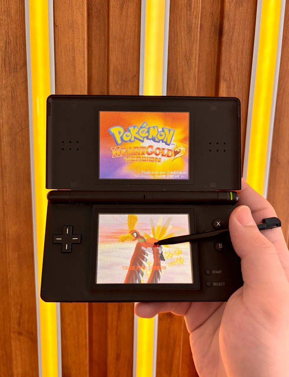 Nintendo ds lite + r4 com muitos jogos como pokémon mario zelda + caneta e carregador 