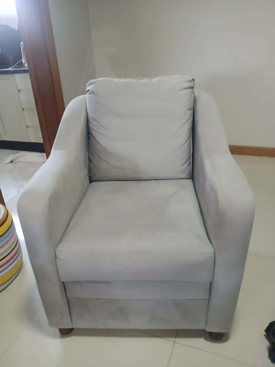 PAR DE POLTRONAS CINZA - Elegantes e Conservadas! - Foto 2