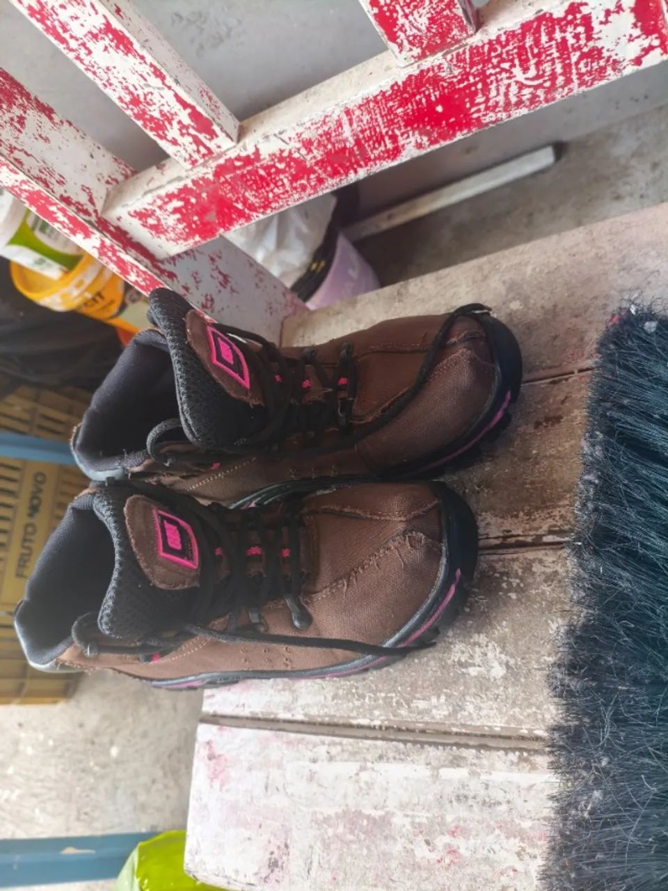 Bota de trilha rosa com marrom  - Foto 3