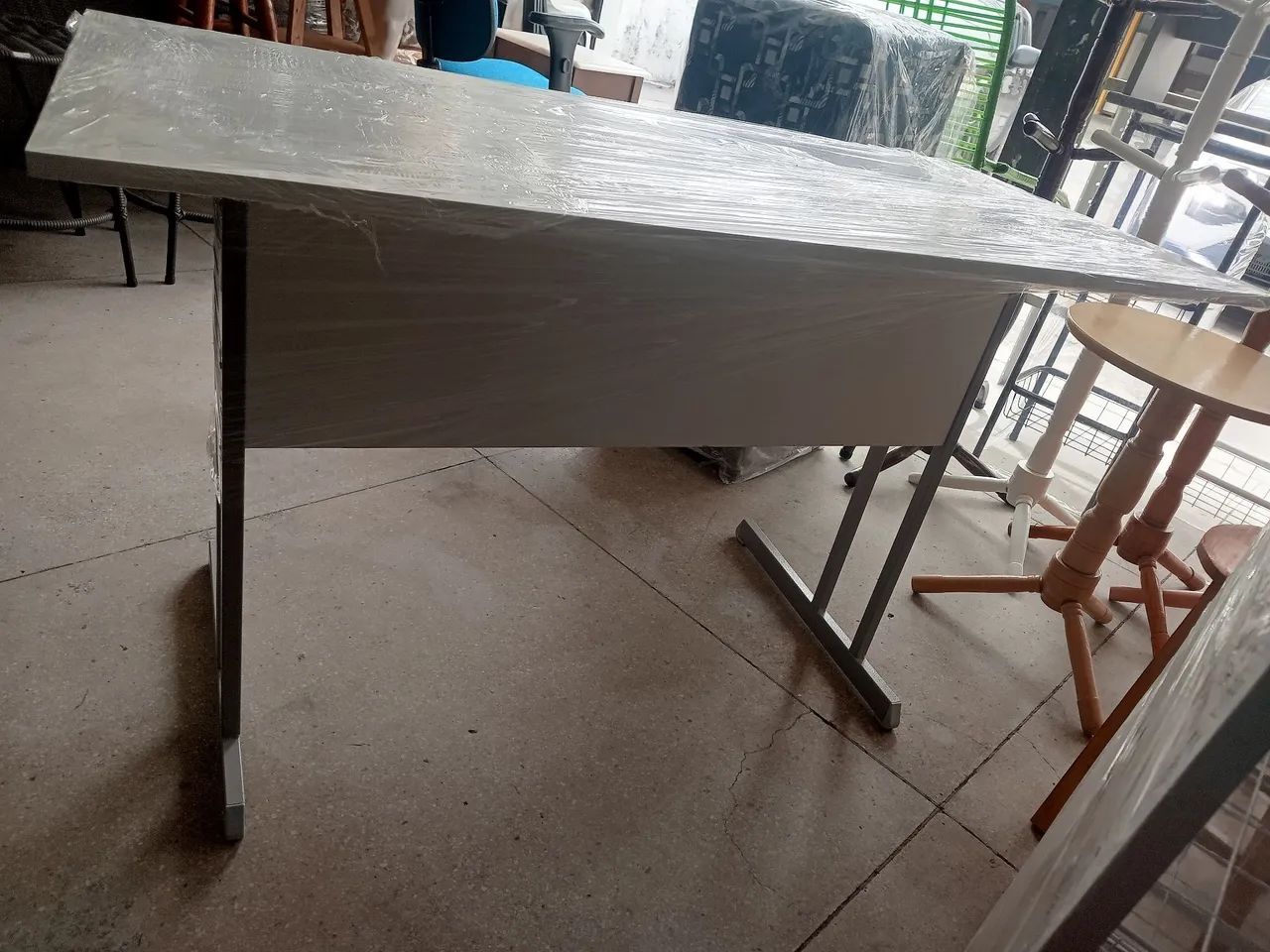 Mesa escritório nova com 2 gavetas 1 com chave - Foto 2