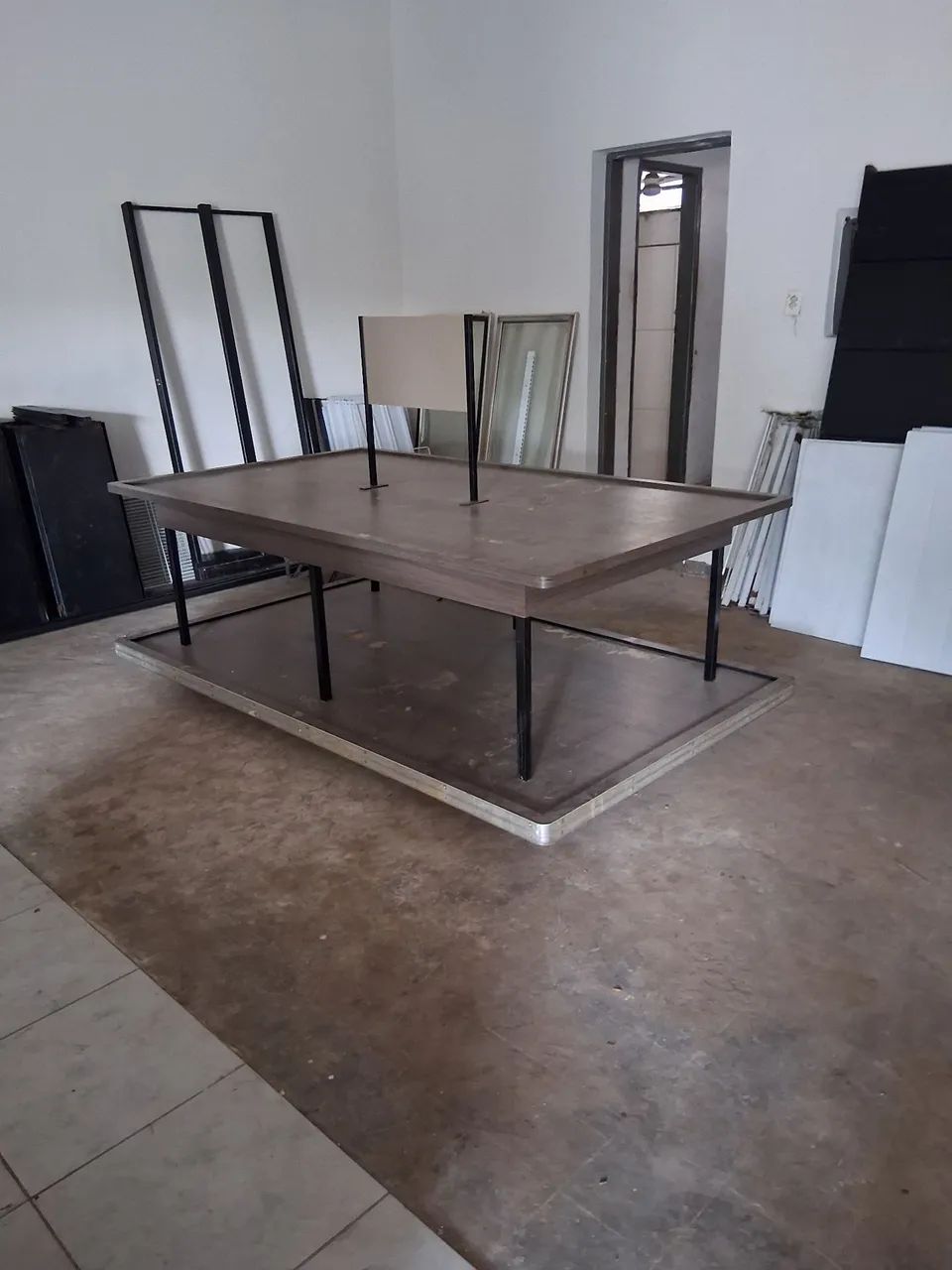 Vendo banca expositor central e de parede  - Foto 2