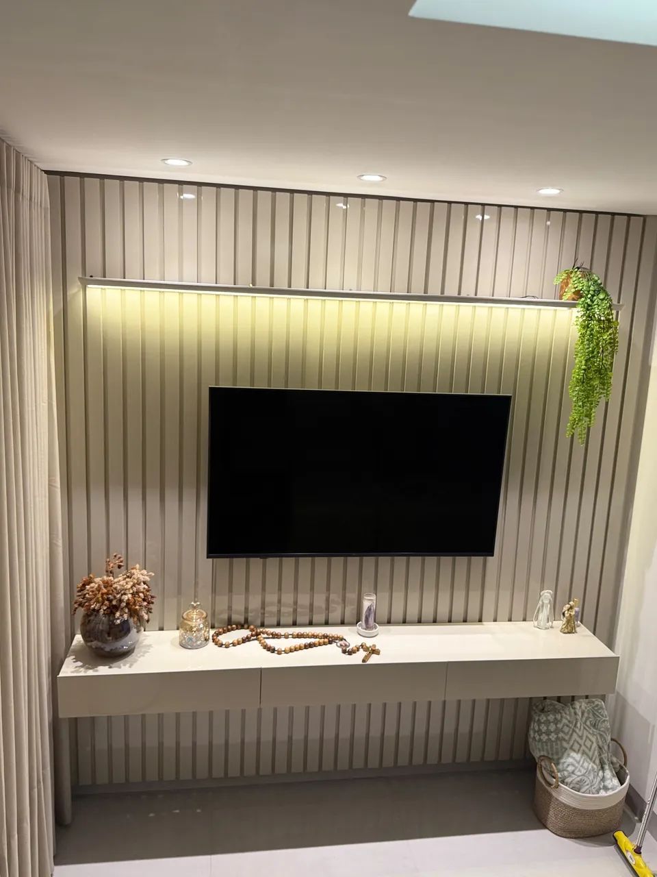 Painel de TV Ripado com Rack Suspenso e LED - Foto 5