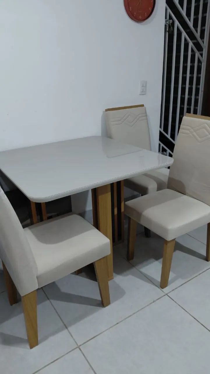 Mesa quadrada e 4 cadeiras
