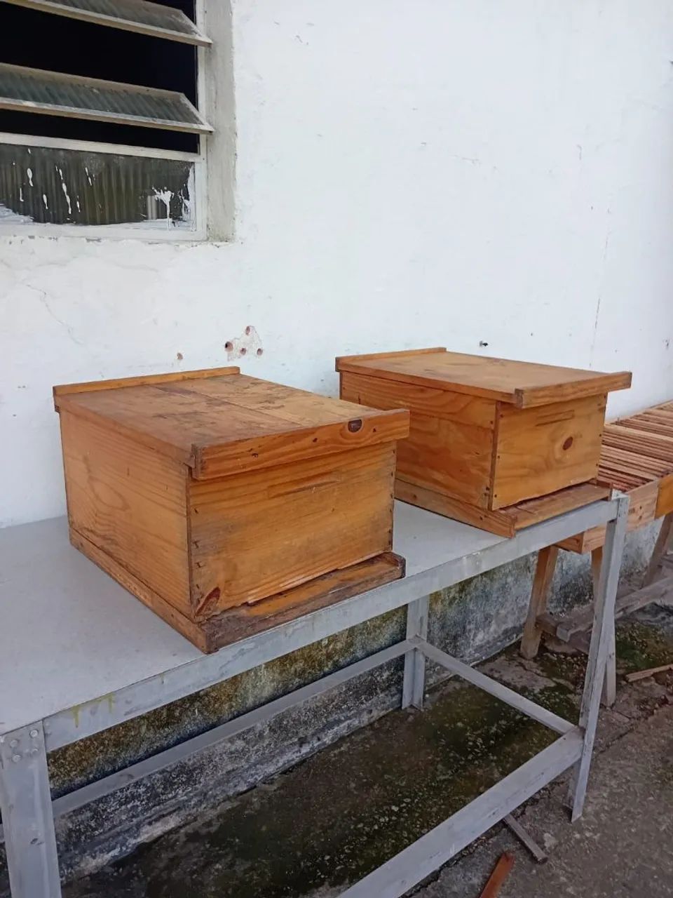 Kit apicultor,  4 Caixa ninho, 4 melgueira, 1 fonigador e macacão 