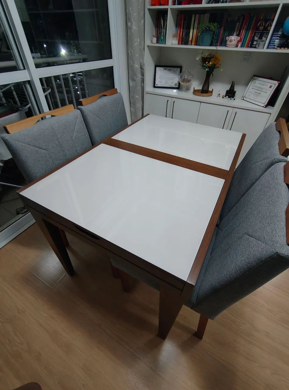 Mesa Extensível 4 Lugares + 4 Cadeiras Impermeabilizadas