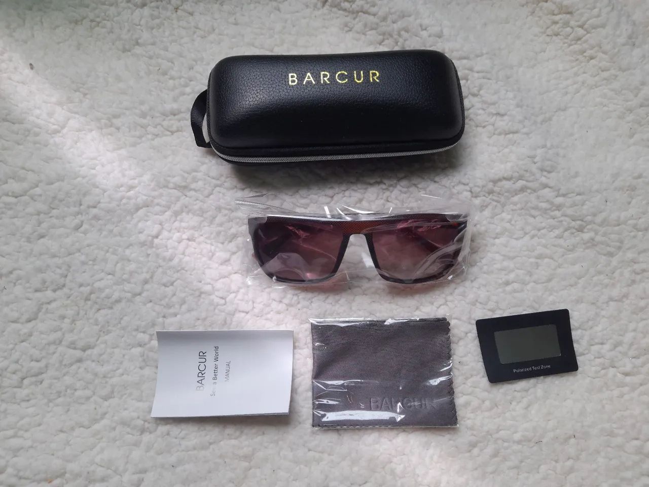 Óculos de sol masculino da marca BARCUR. 