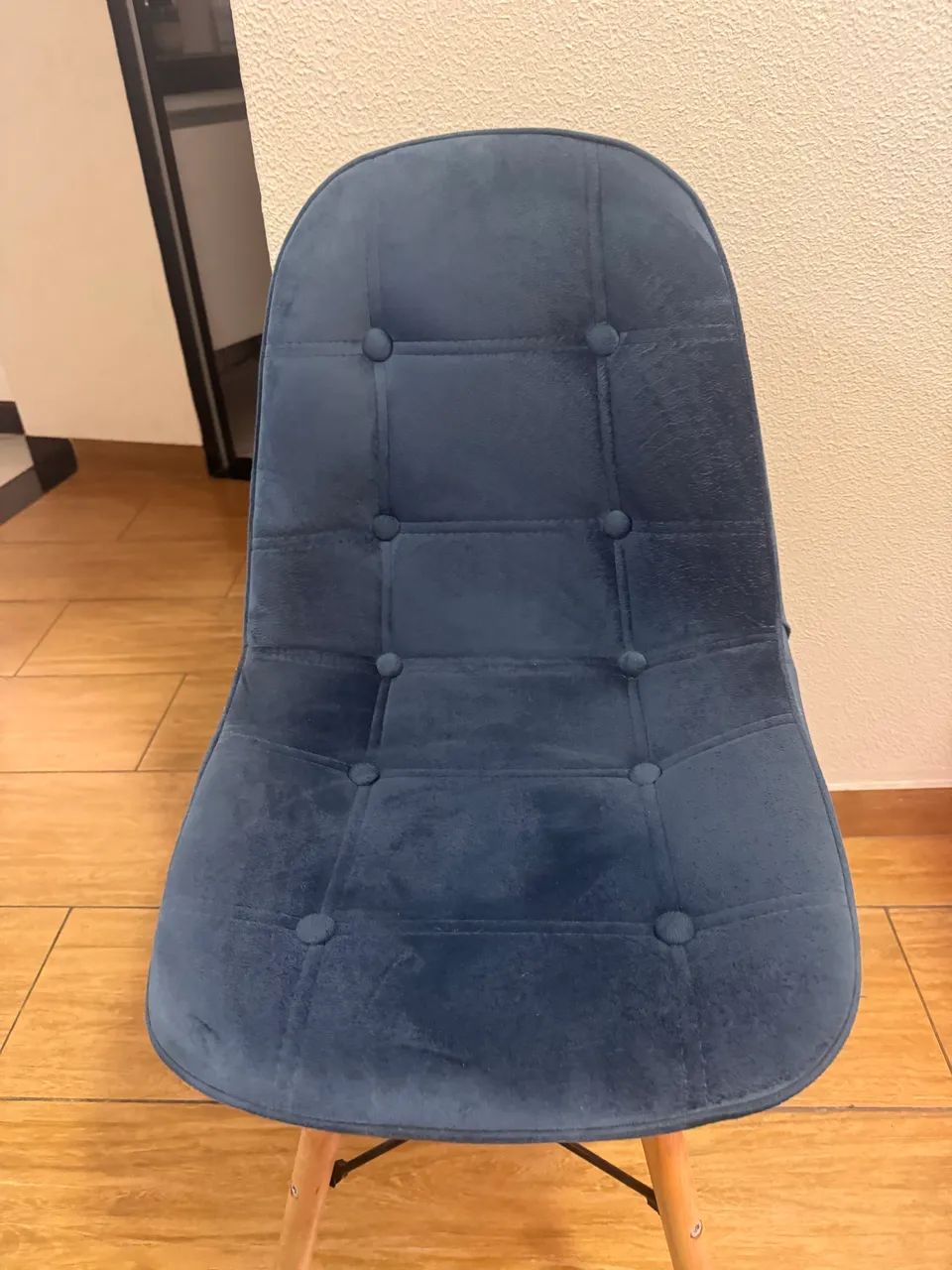 Kit com 2 cadeiras Eiffel, com design moderno. Amarela Courino e Azul em Suede. - Foto 2