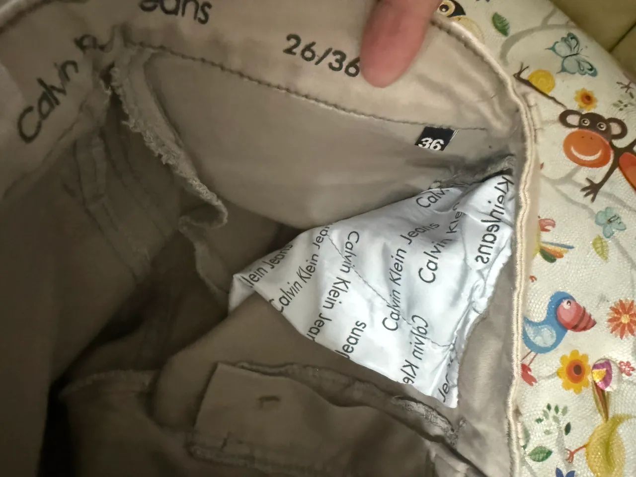 Calça sarja Calvin Klein tamanho 36, com elastano, skinny  - Foto 5