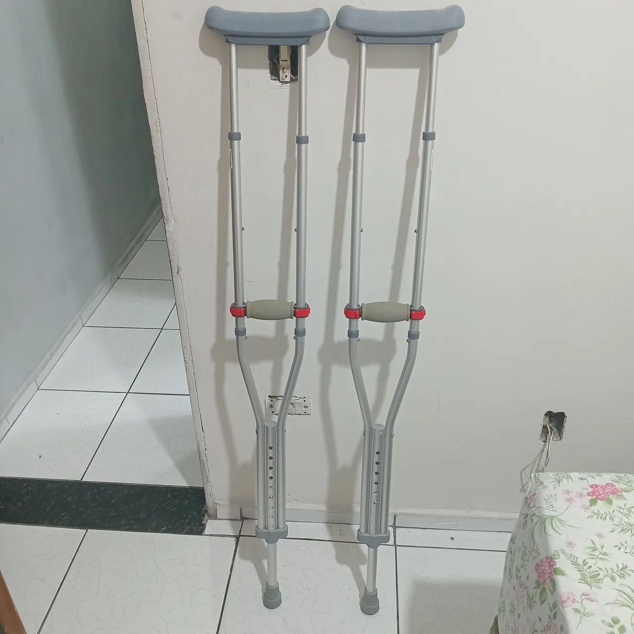Vendo par de muletas categoria medica