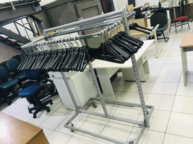 Arara de ferro com rodinha - Foto 2