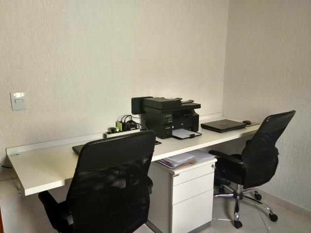 Bancada de trabalho MDF branco + cadeiras de escritório+ móvel arquivo
