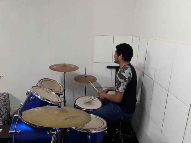 Vendo uma bateria um teclado e uma caixa amplificada - Foto 4