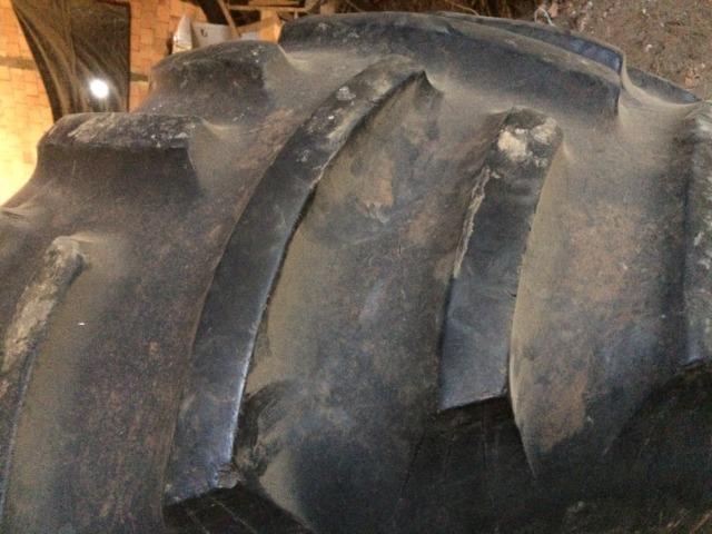 Pneu 30.5 r-32 com roda para colhedeira MF em otimo estado - Foto 5