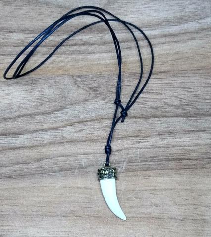 Colar pingente dente de lobo branco R$ 25,00 - Foto 6