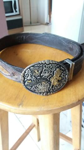 Cinto de couro country com fivela