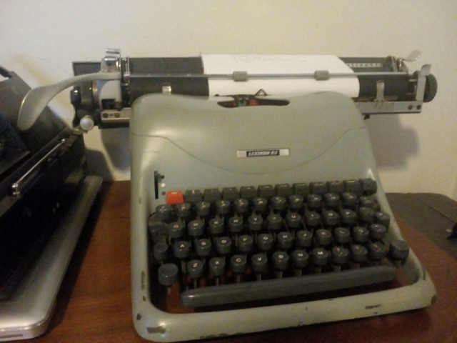 Máquina de escrever Olivetti LexiKon