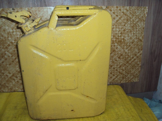 galao antigo geep outros metal ;sao 2 modelos .preço cada itens 