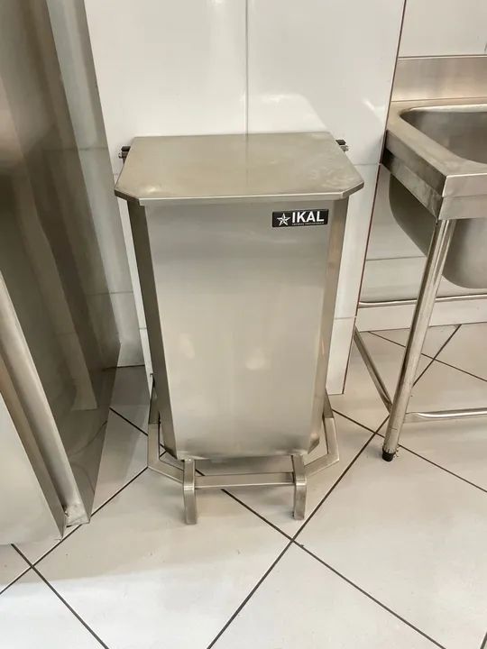 Lixeira com pedal em aço inox 