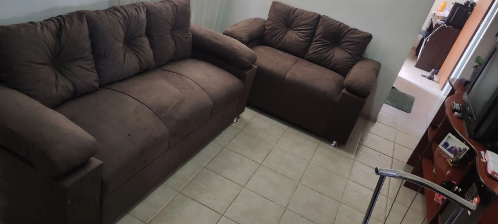 SOFÁ NOVO CONFORTÁVEL MARROM BRAÇO FOFÃO 