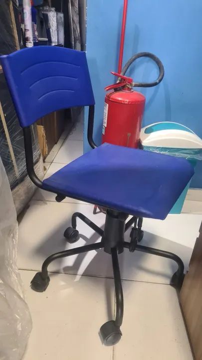 Cadeira giratória  escritório  em polipropileno  - Foto 5