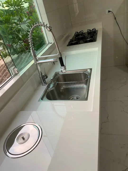 Pias de porcelanato, balcões e nichos