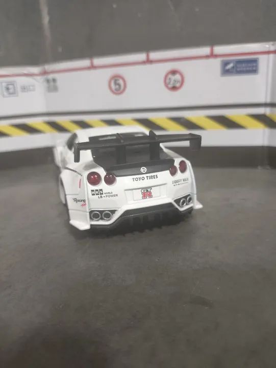 Miniatura Nissan GTR R35 1:32 com luzes - Foto 4