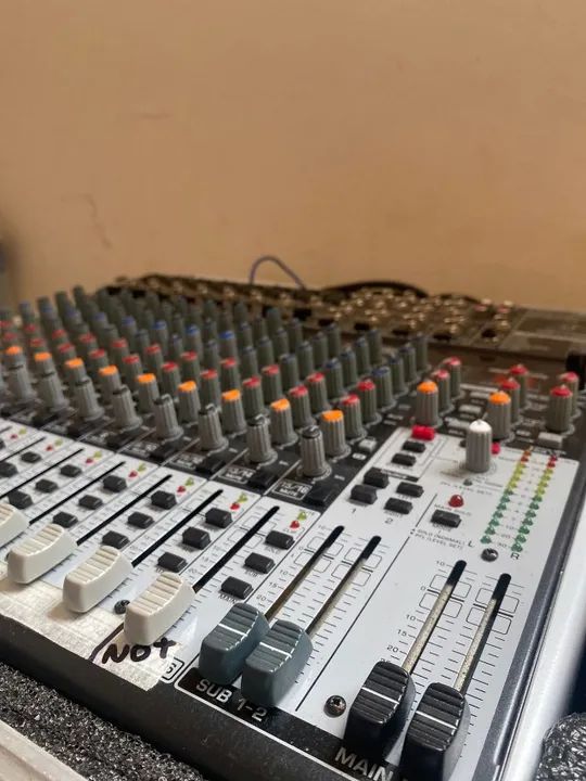Console - Mesa de Som Xenyx X2222 USB Bivolt - Behringer - Mixer  - Foto 2