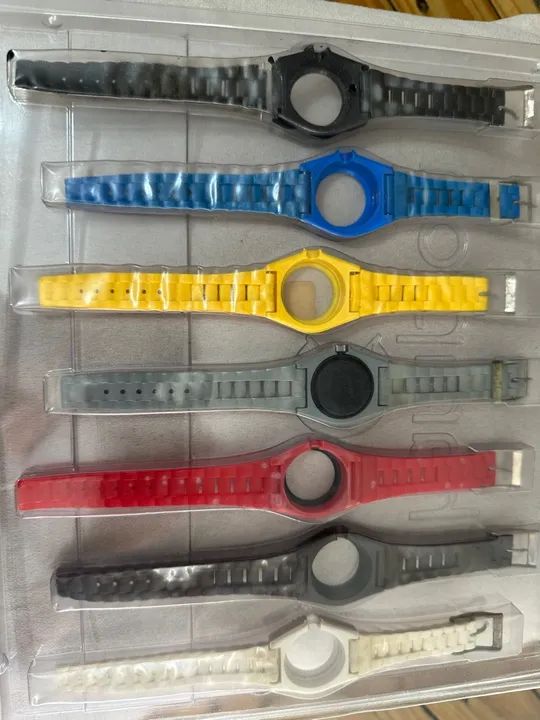 Relógio CHAMPION c/ pulseiras coloridas e algumas já quebradiças  - Foto 2