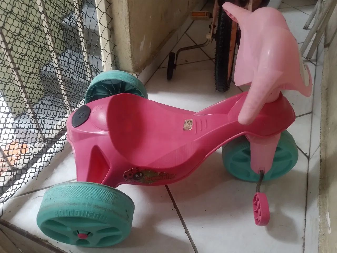 Triciclo nfantil Rosa Bandeirantes - Tema Joaninha