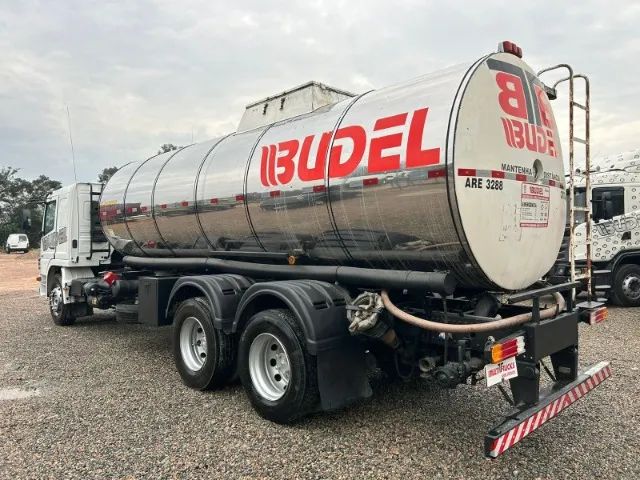 Mercedes Benz 2425 6x2 com tanque - Foto 4