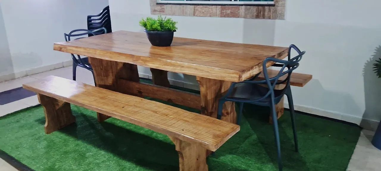 Mesa e banco de madeira maciça
