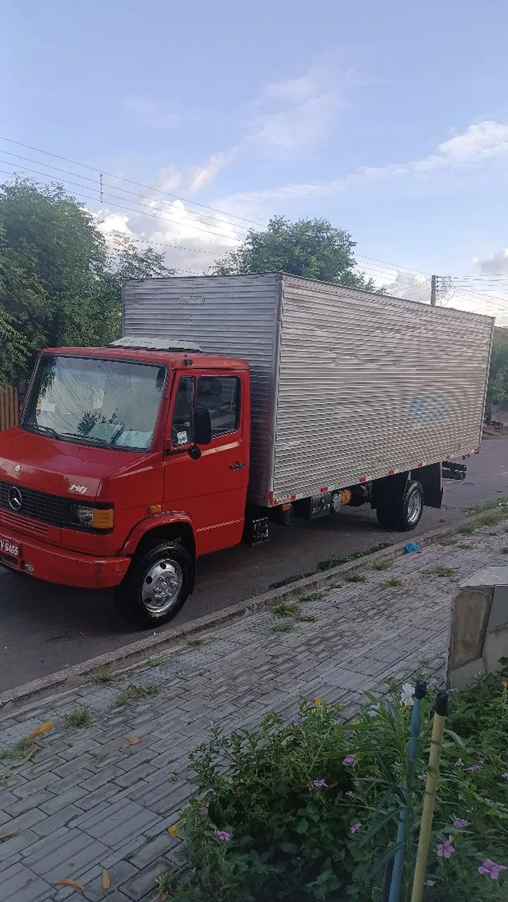 Caminhão Mercedes 710
